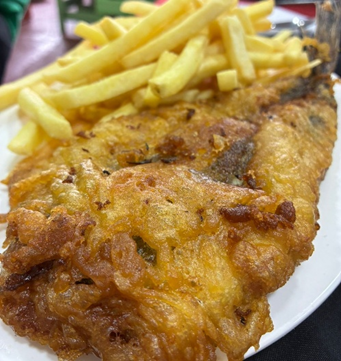 Pescado frito con papas fritas