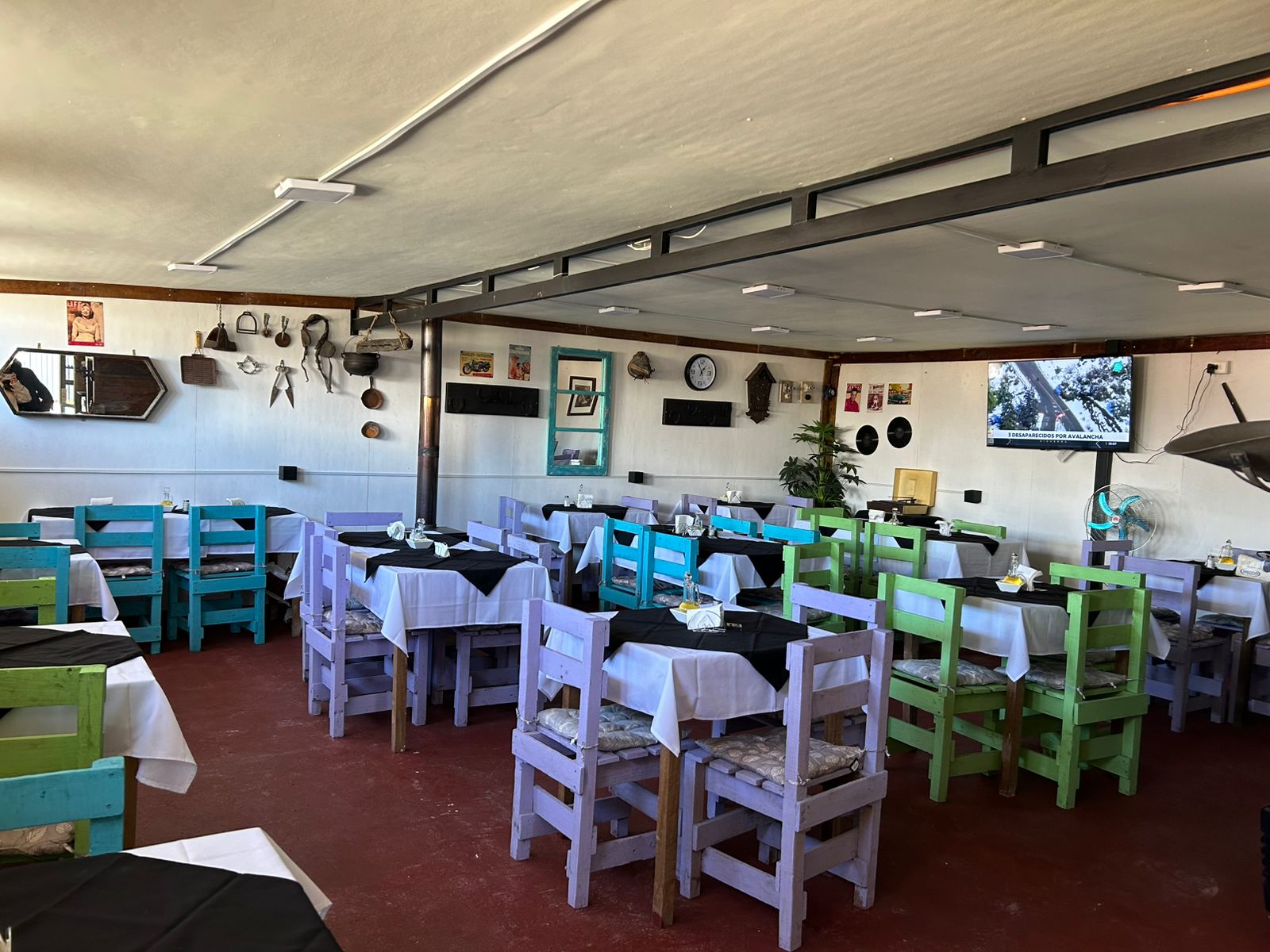 Interior del Restaurante Tío Rorro con sillas coloridas y ambiente familiar